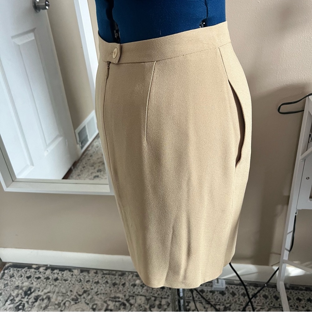 Jones New York tan skirt suit with double lapel, size 4 - Picture 8 of 9